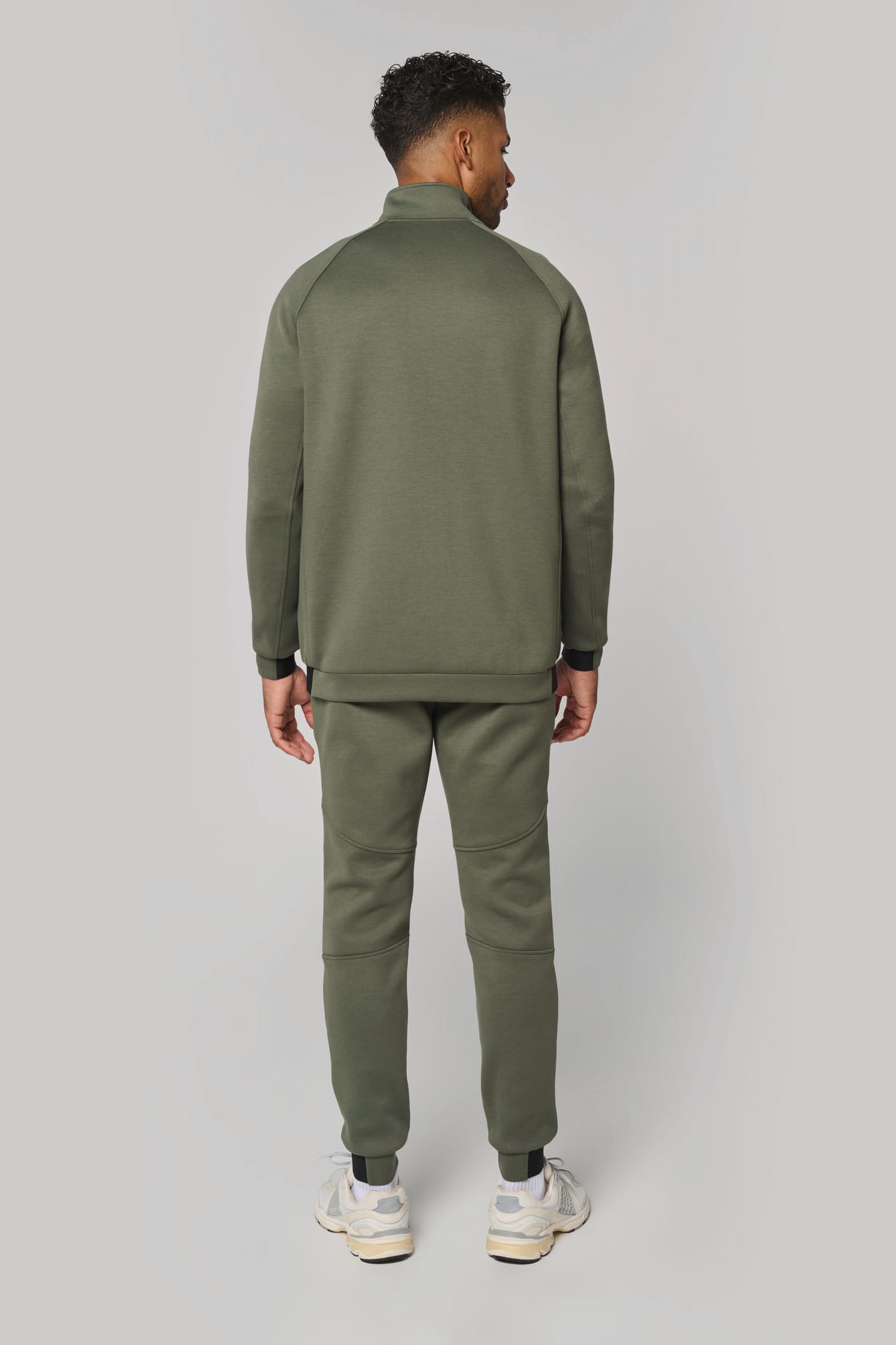 Veste à col montant et pantalon performance porté par un homme