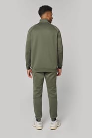 Veste à col montant et pantalon performance porté par un homme