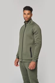 Veste à col montant porté par un homme