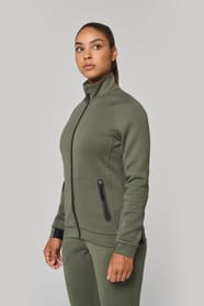 Veste à col montant porté par une femme
