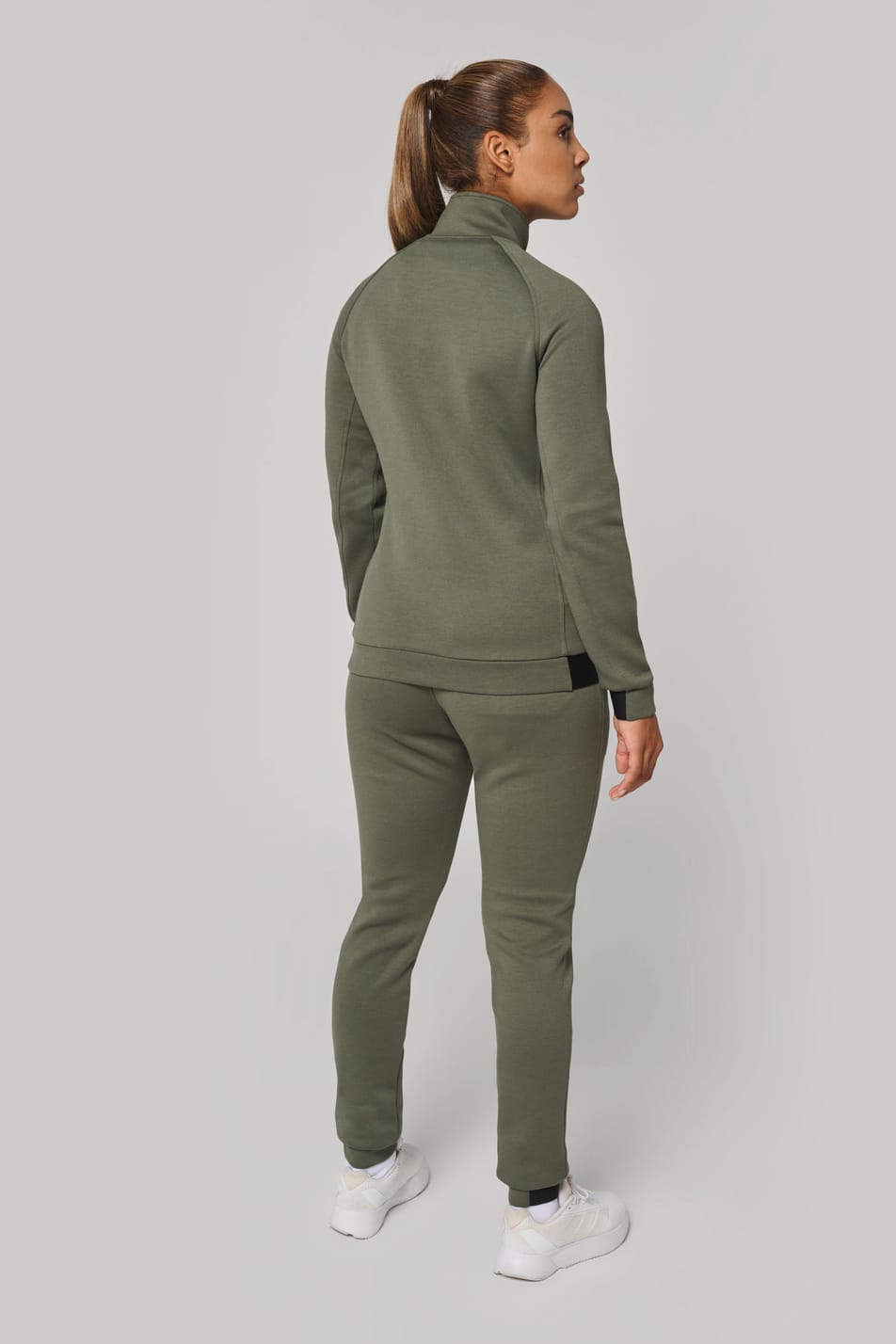 Veste à col montant et pantalon performance porté par une femme