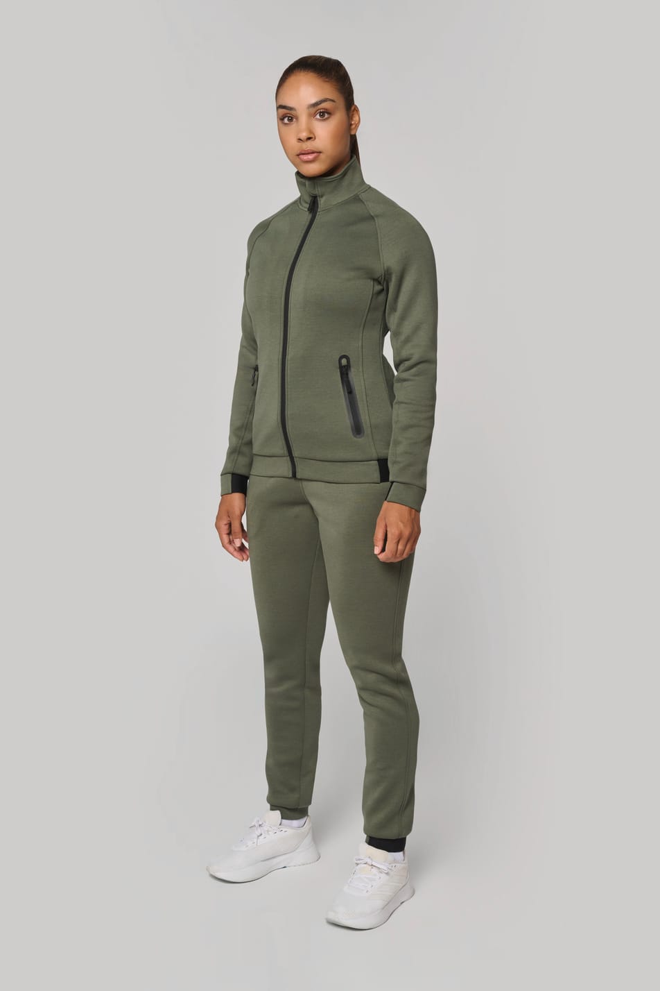 Veste à col montant et pantalon performance porté par une femme