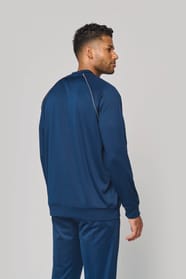 Veste de survêtement zippée avec liseré porté par un homme