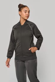 Veste de survêtement zippée avec liseré porté par une femme