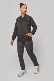 Veste de survêtement zippée avec liseré porté par une femme