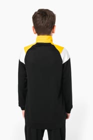 Jeune garçon qui porte une veste de survêtement zippée tricolore tendance et personnalisable : jaune, noire et blanche.