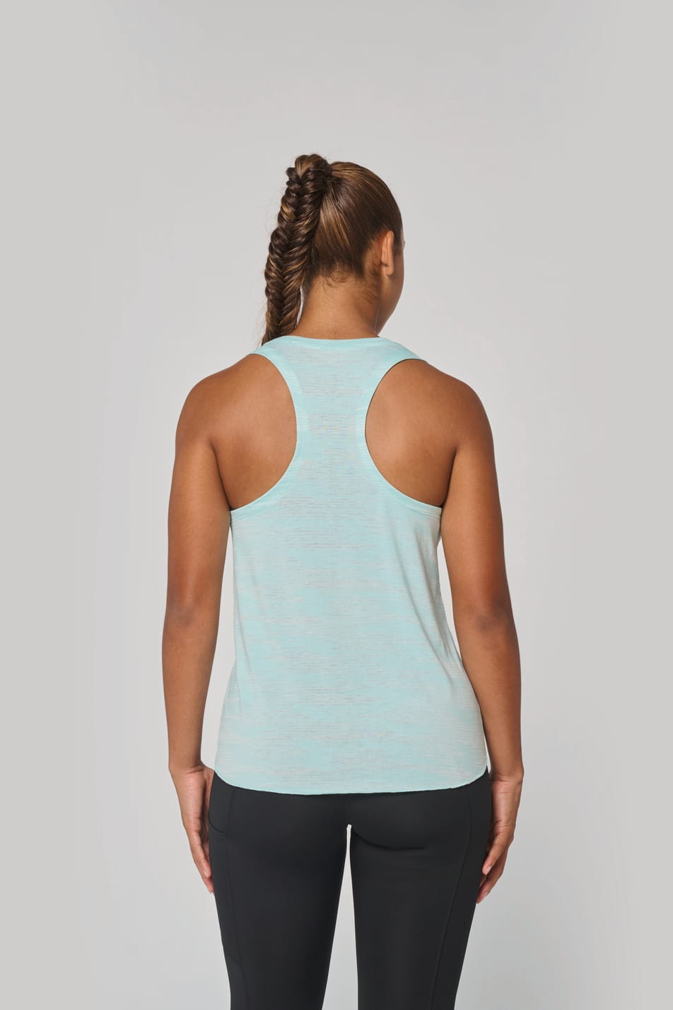 La femme porte débardeur sport