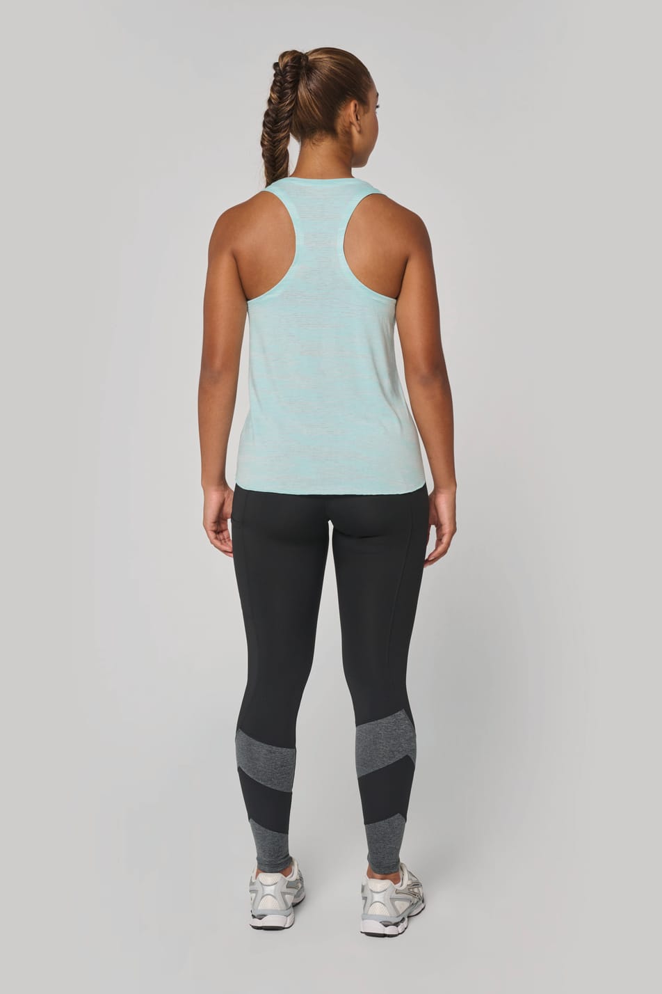 La femme porte débardeur sport