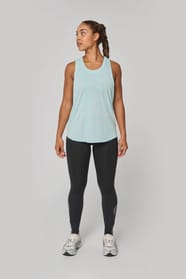 La femme porte débardeur sport