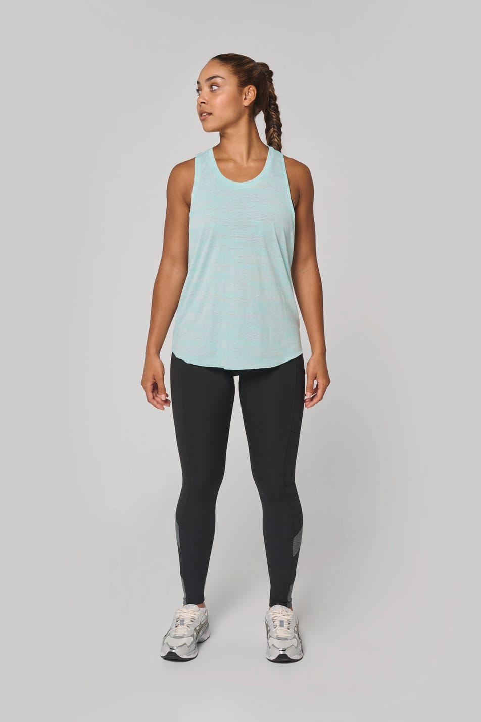La femme porte débardeur sport