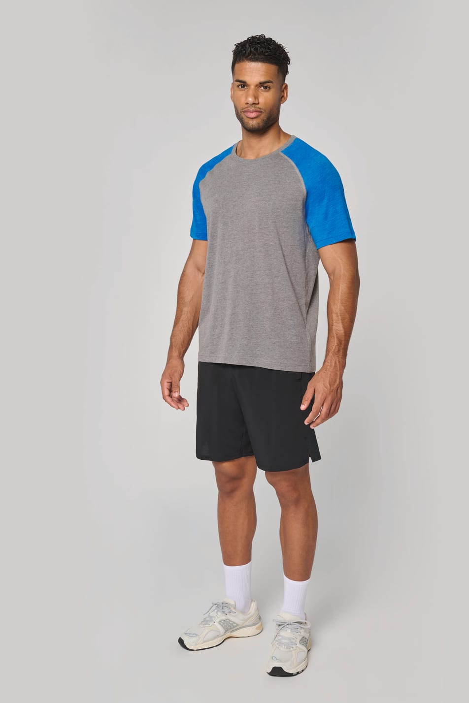 L'homme porte T-shirt triblend bicolore sport manches courtes