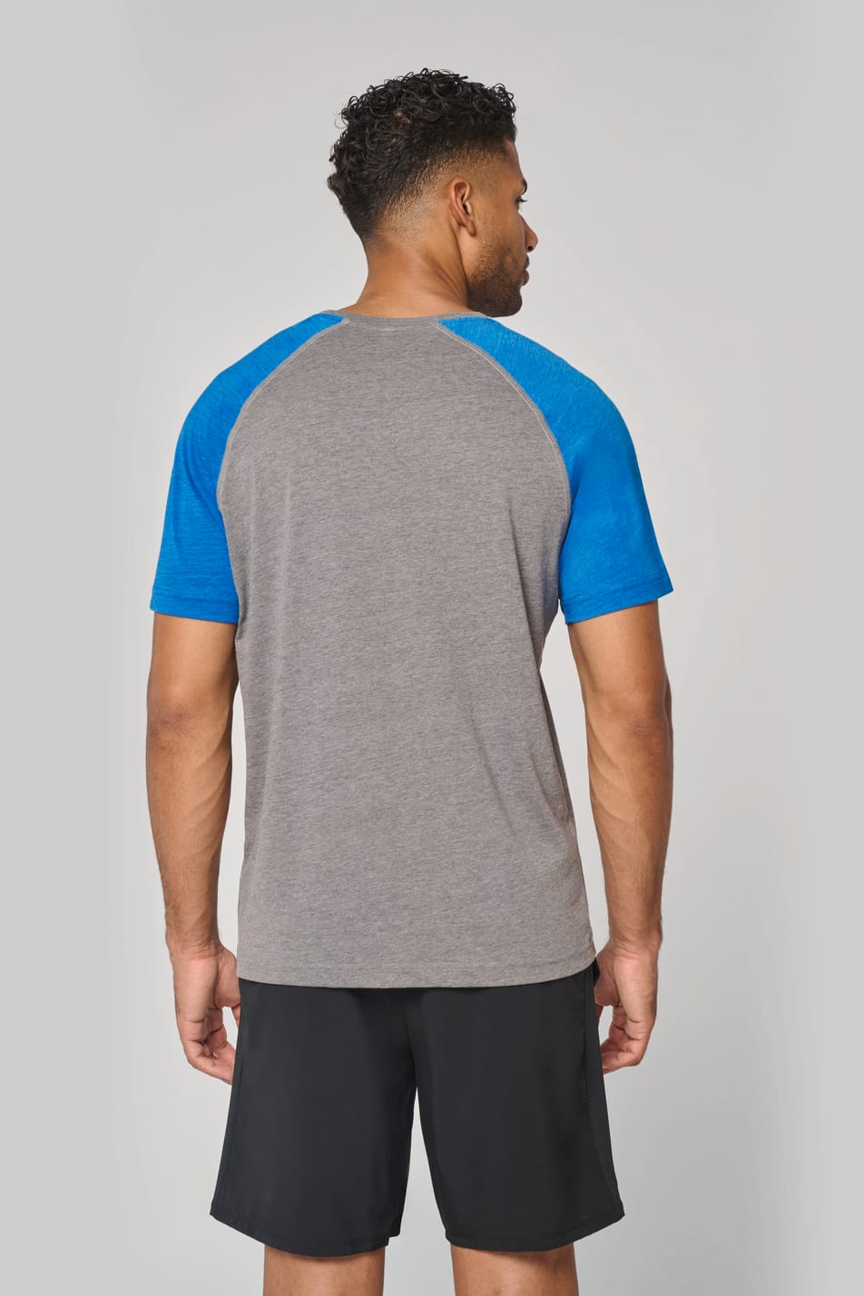 L'homme porte T-shirt triblend bicolore sport manches courtes