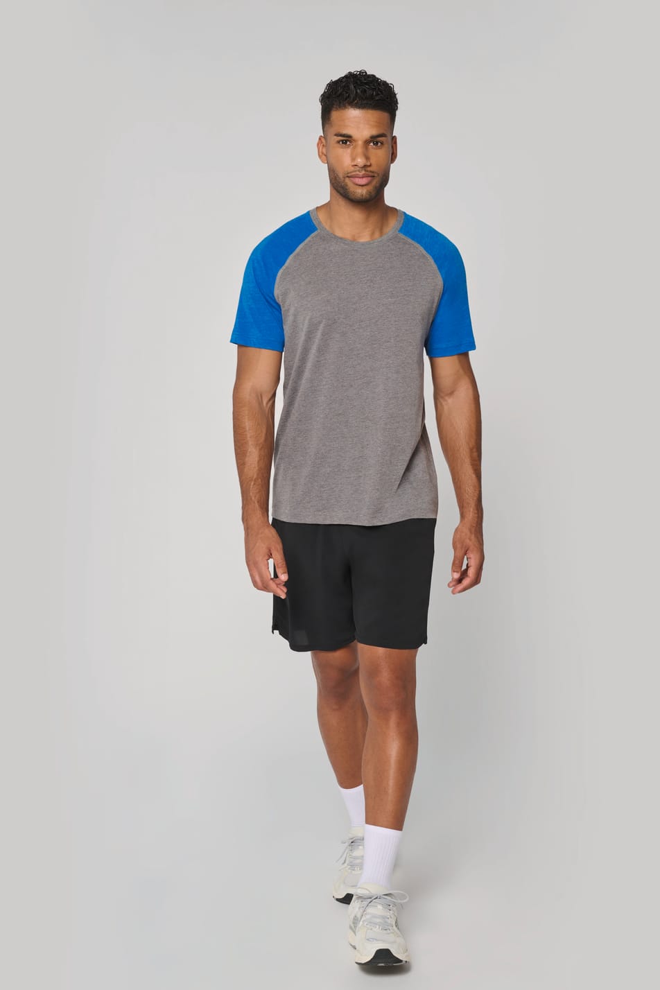 L'homme porte T-shirt triblend bicolore sport manches courtes