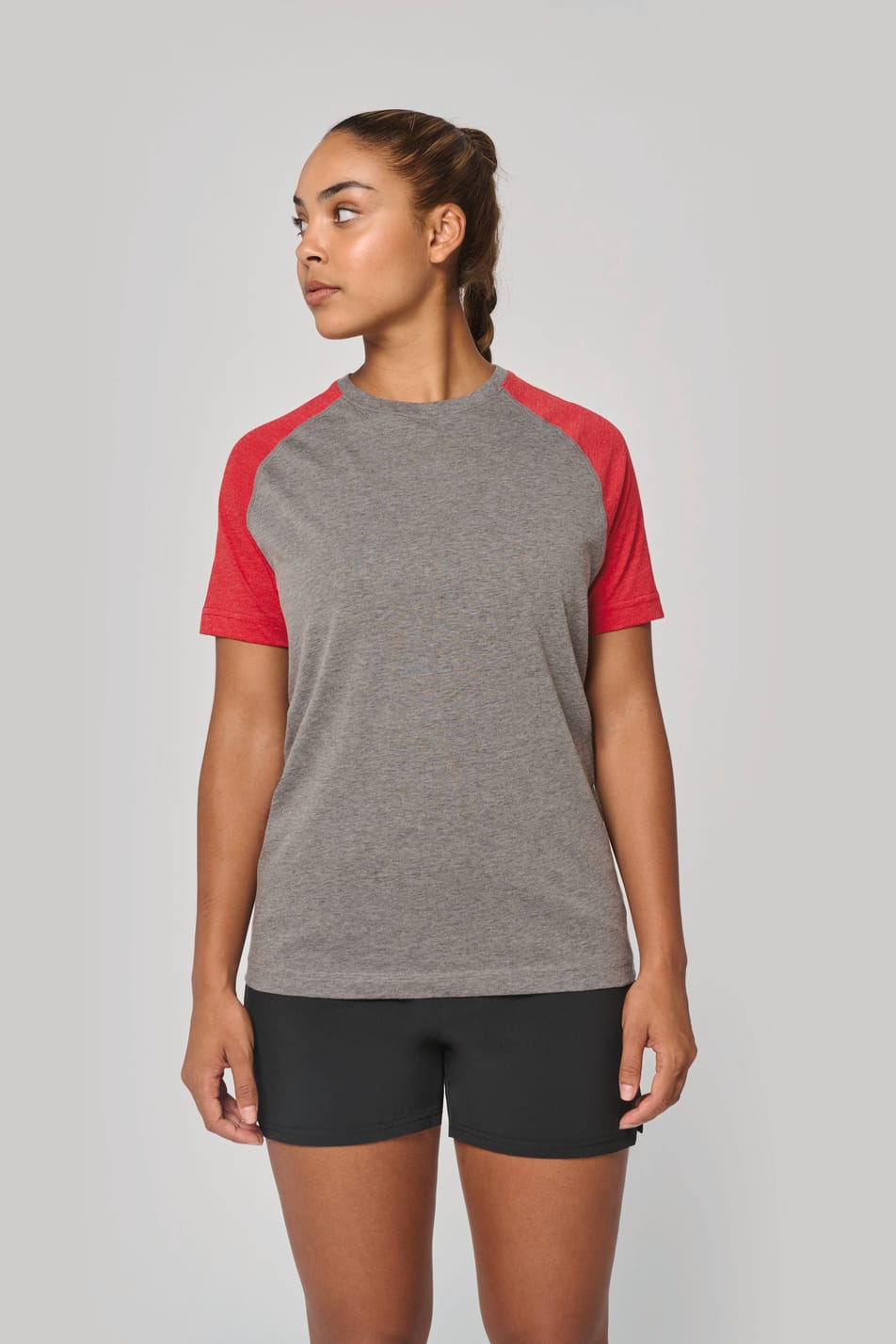 T-shirt triblend bicolore sport manches courtes porté par une femme