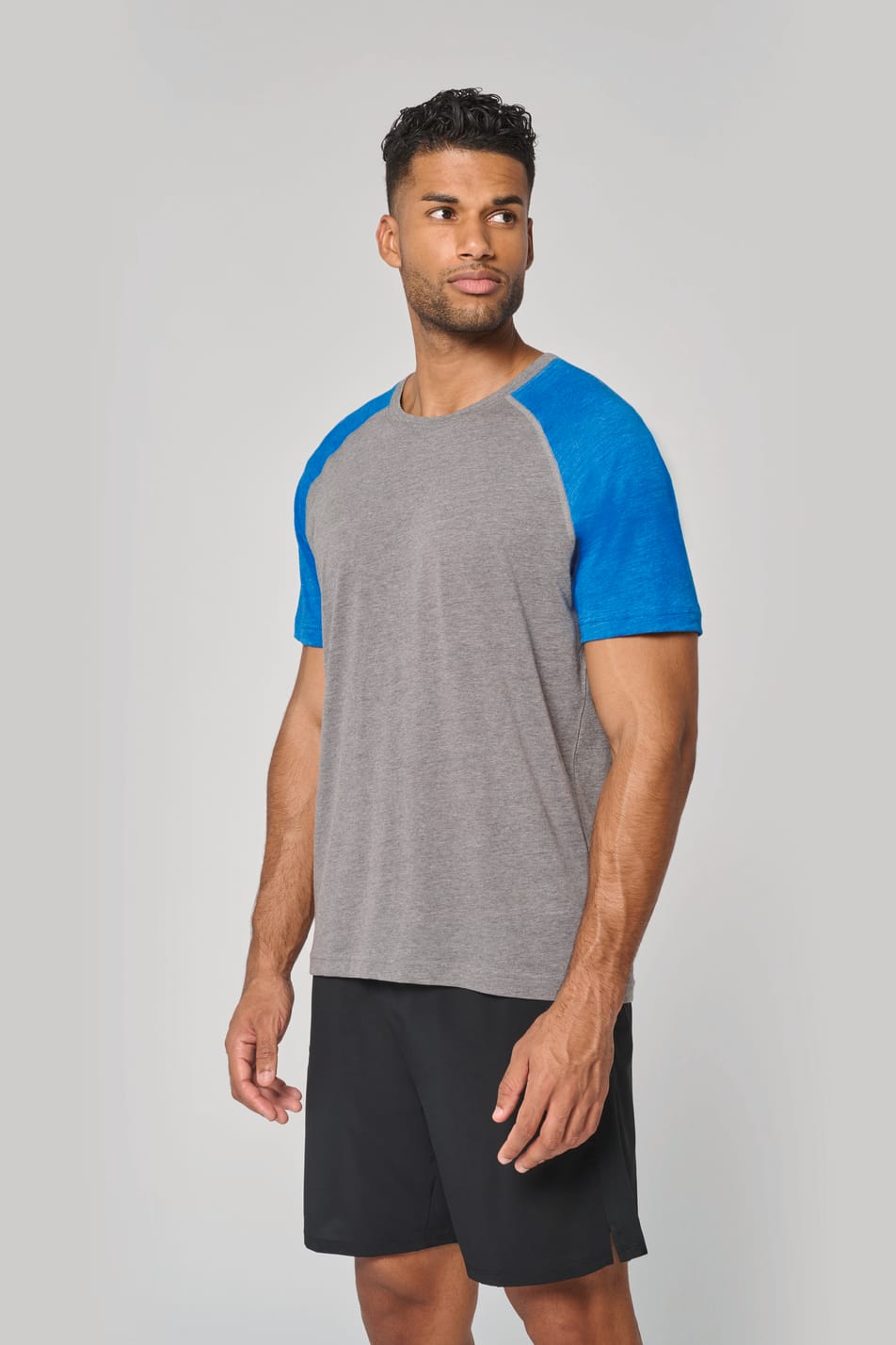 L'homme porte T-shirt triblend bicolore sport manches courtes
