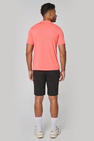 T-shirt triblend sport et short performance porté par un homme