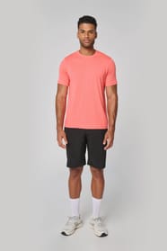 T-shirt triblend sport et short performance porté par un homme