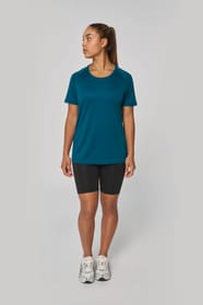 La femme porte un t-shirt de sport à col rond recyclé