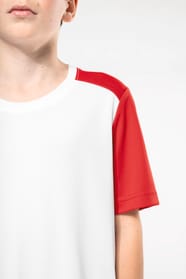 Jeune garçon cheveux courts châtain qui porte un t-shirt de sport bicolore White et Red.
