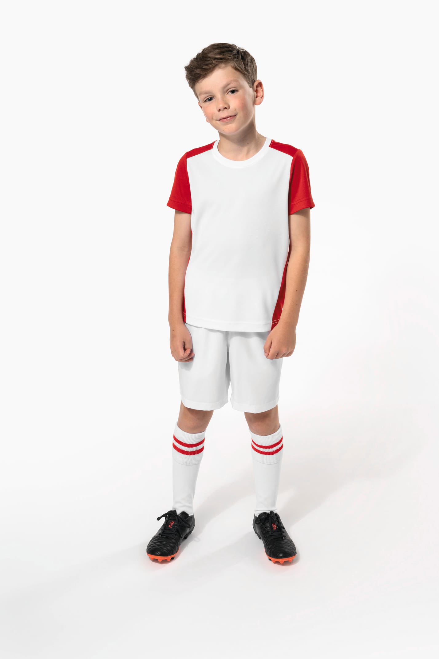 Jeune garçon cheveux courts châtain qui porte un t-shirt de sport bicolore White et Red.