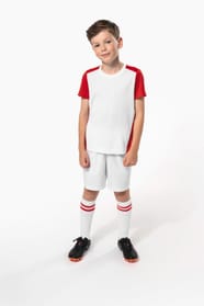 Jeune garçon cheveux courts châtain qui porte un t-shirt de sport bicolore White et Red.