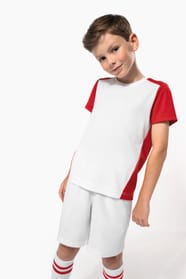 Jeune garçon cheveux courts châtain qui porte un t-shirt de sport bicolore White et Red.