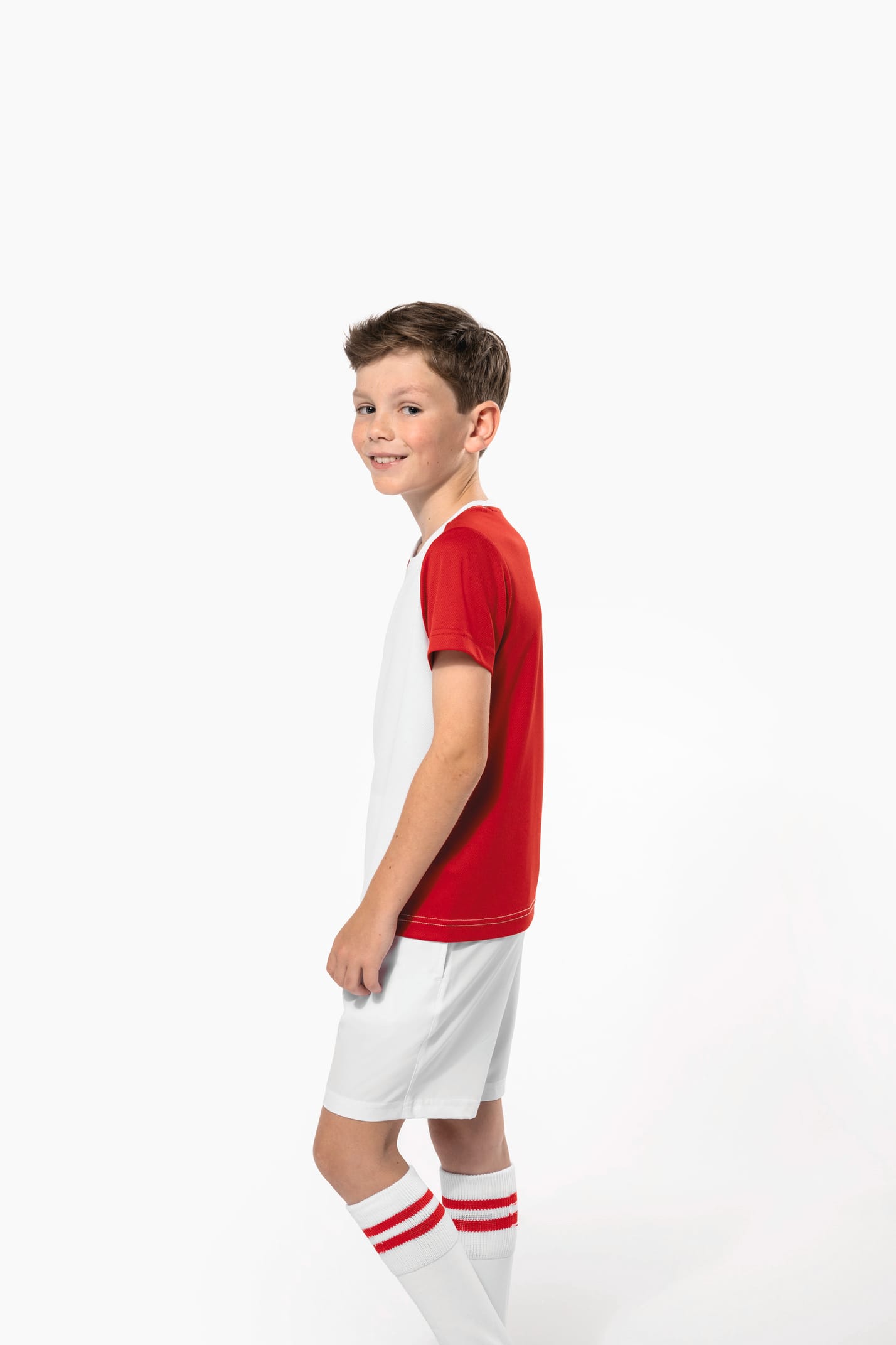 Jeune garçon cheveux courts châtain qui porte un t-shirt de sport bicolore White et Red.