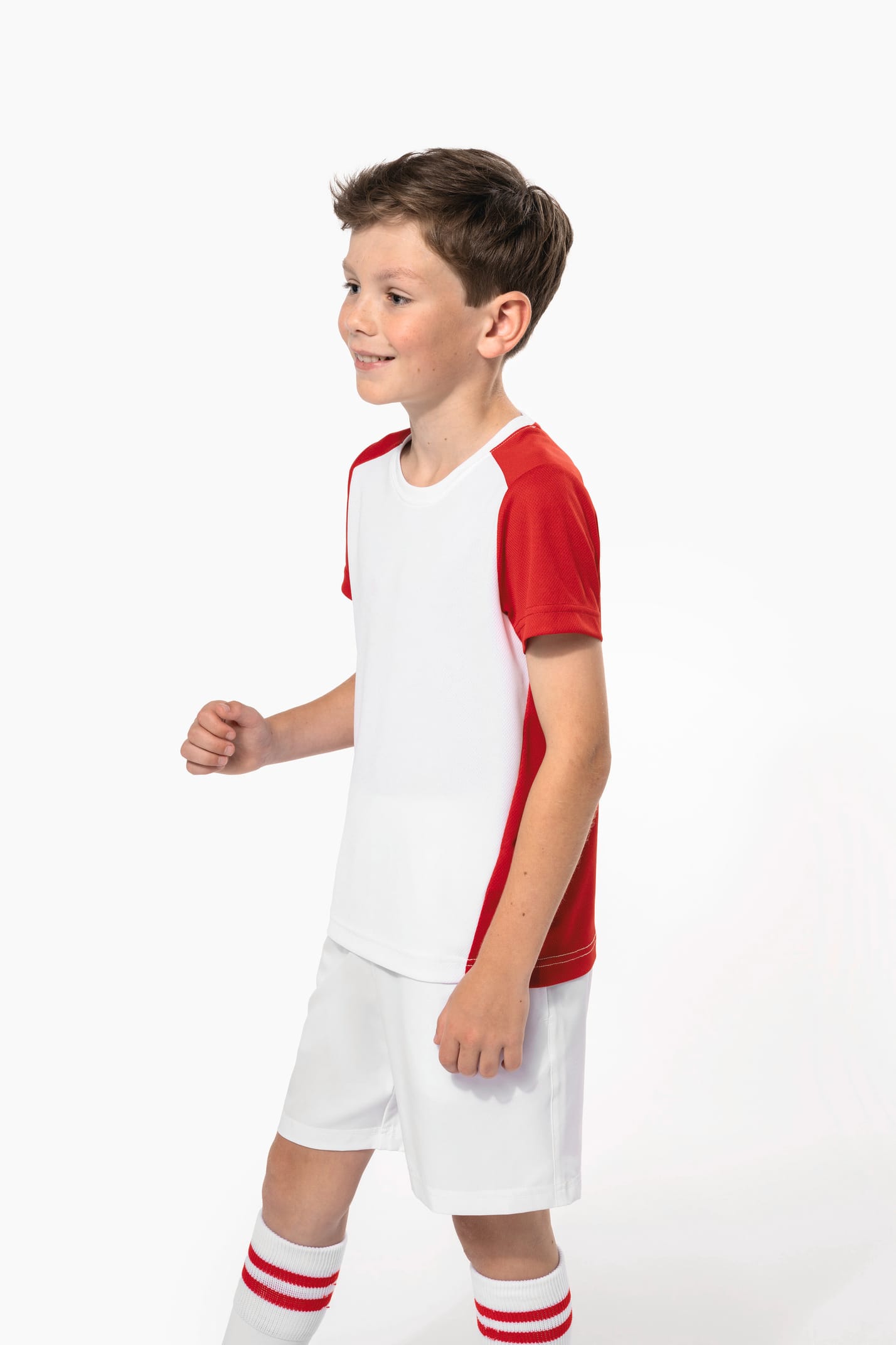 Jeune garçon cheveux courts châtain qui porte un t-shirt de sport bicolore White et Red.