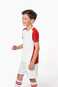 Jeune garçon cheveux courts châtain qui porte un t-shirt de sport bicolore White et Red.