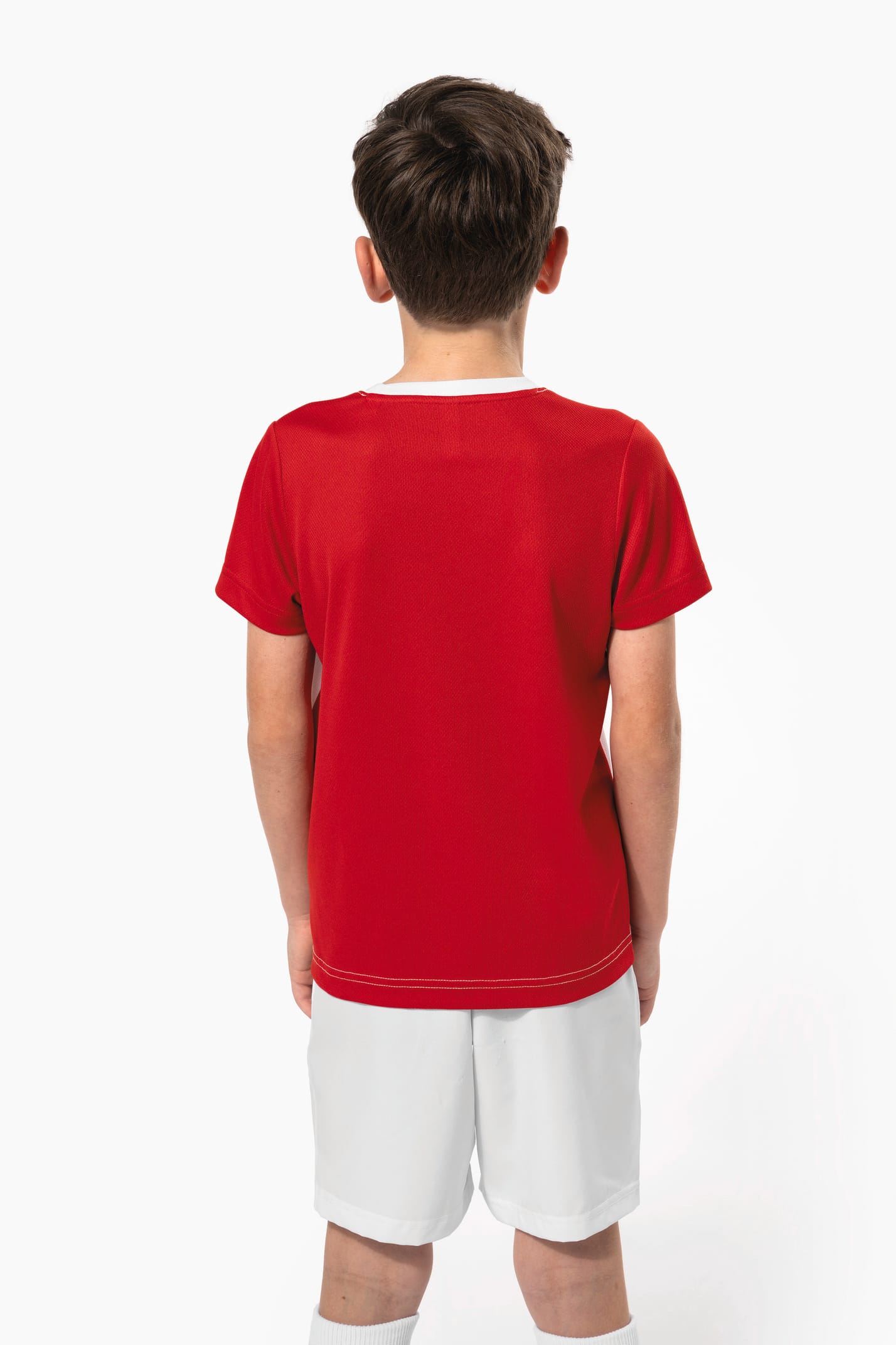 Jeune garçon cheveux courts châtain qui porte un t-shirt de sport bicolore White et Red.