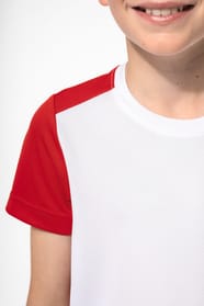 Jeune garçon cheveux courts châtain qui porte un t-shirt de sport bicolore White et Red.
