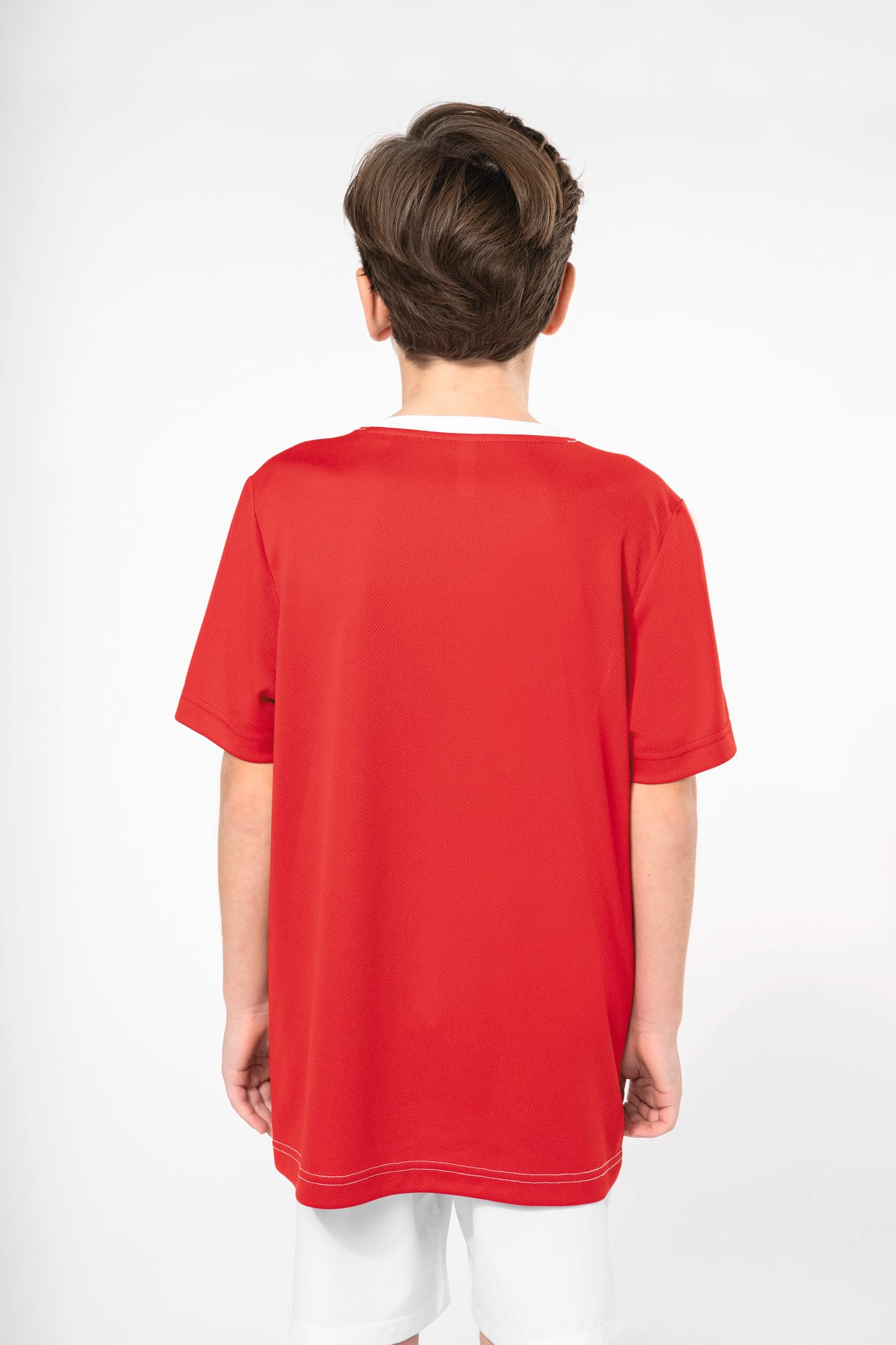 Jeune garçon cheveux courts châtain qui porte un t-shirt de sport bicolore White et Red.