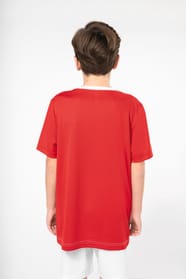 Jeune garçon cheveux courts châtain qui porte un t-shirt de sport bicolore White et Red.
