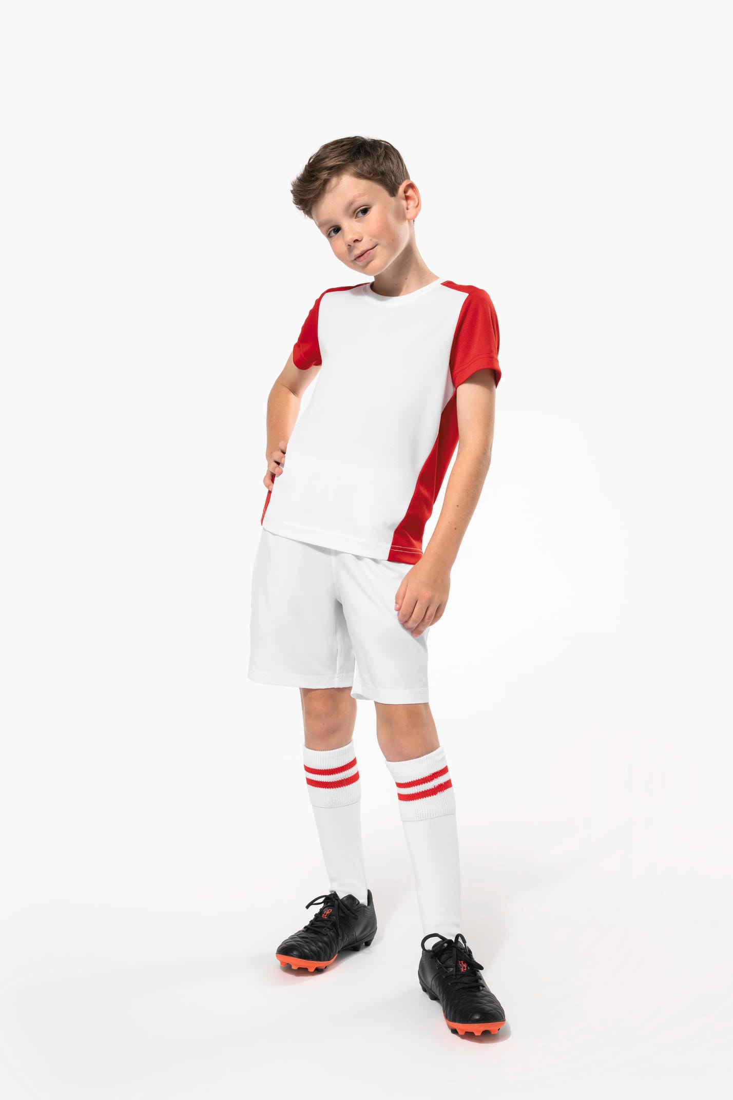 Jeune garçon cheveux courts châtain qui porte un t-shirt de sport bicolore White et Red.