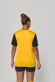 Maillot manches courtes bicolore porté par une femme