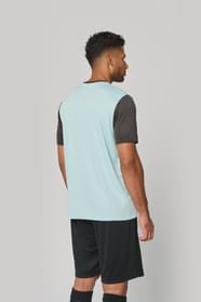 Maillot manches courtes bicolore porté par un homme
