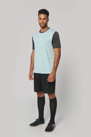 Maillot manches courtes bicolore porté par un homme