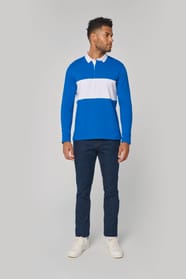 Polo de rugby porté par un homme.