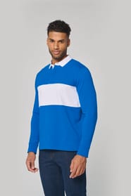 Polo de rugby porté par un homme.