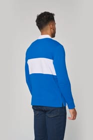 Polo de rugby porté par un homme.