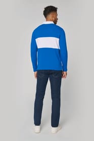 Polo de rugby porté par un homme.