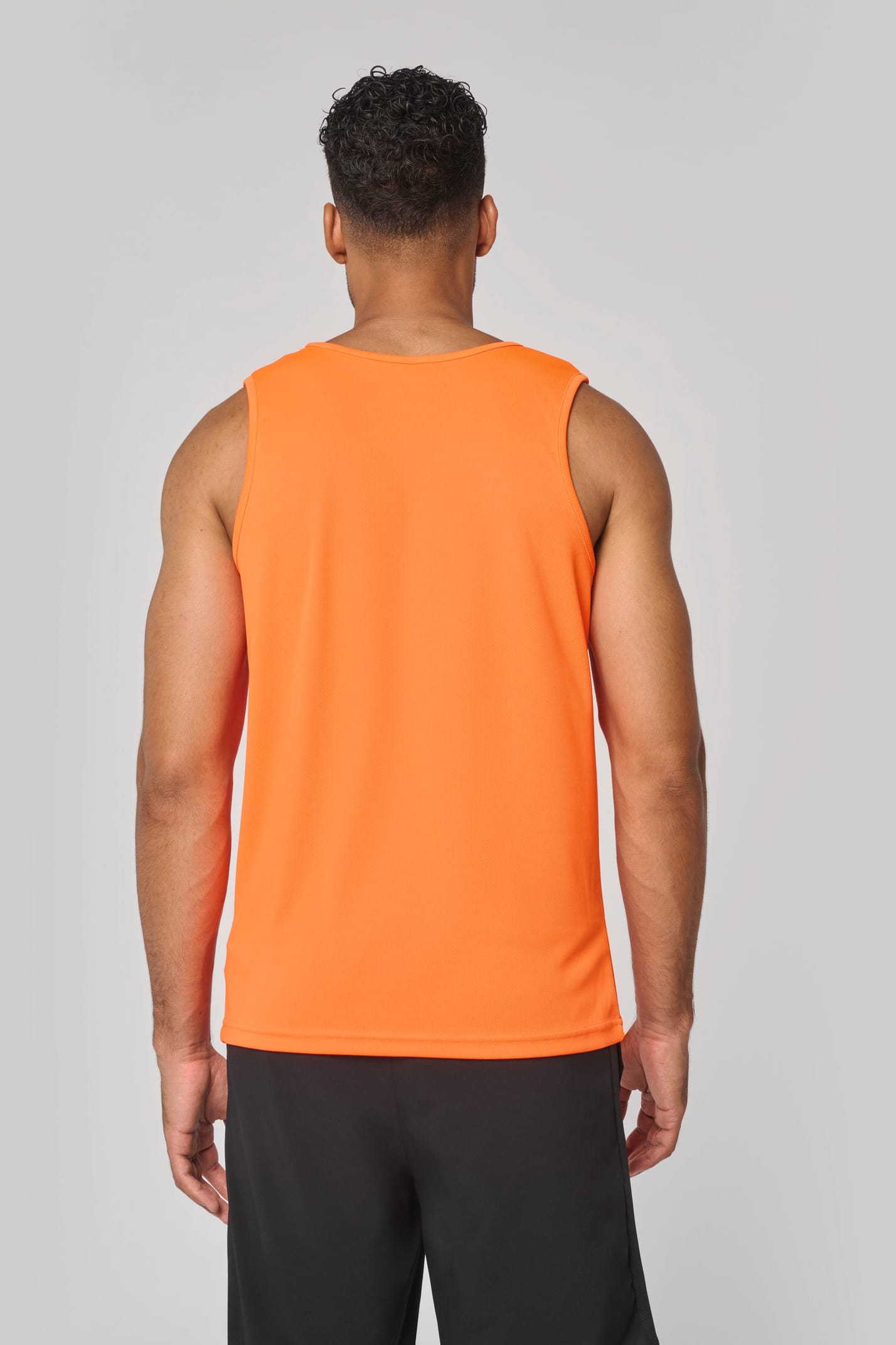 Débardeur orange porté par un homme.