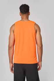 Débardeur orange porté par un homme.