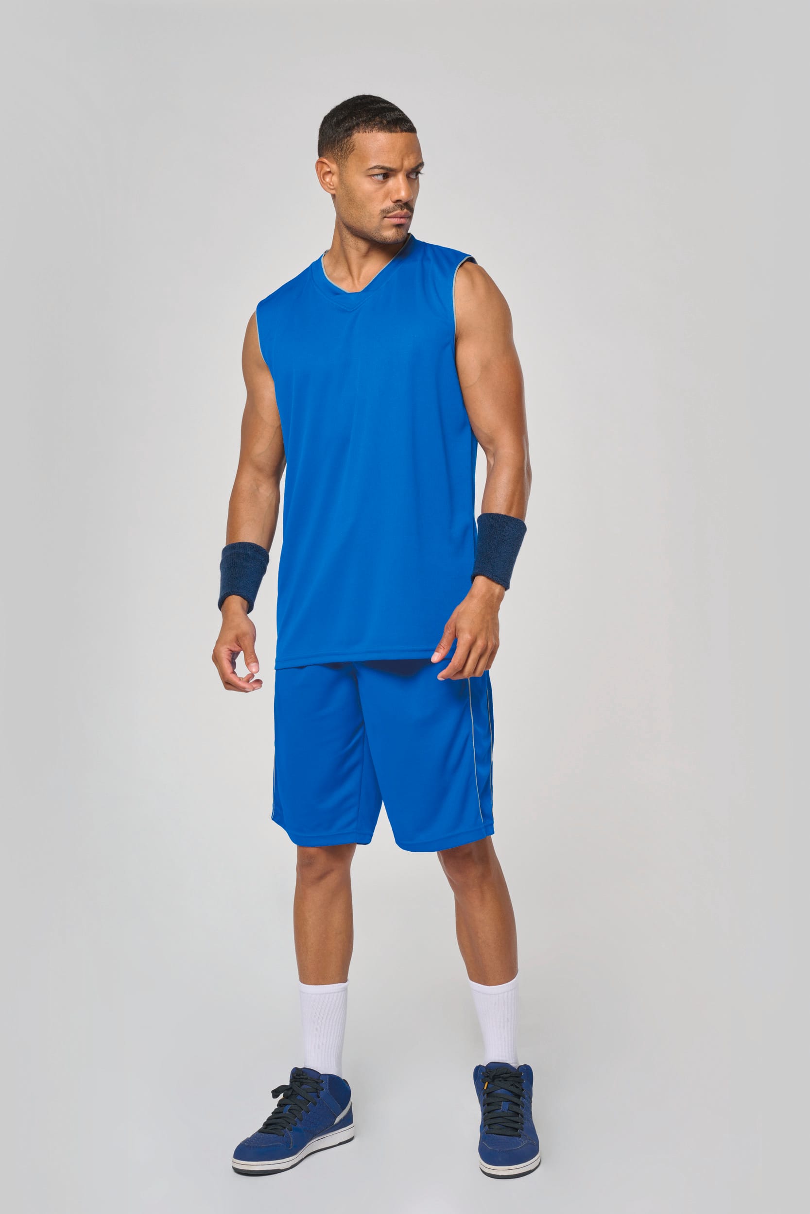 Théo porte un maillot de basket -ball