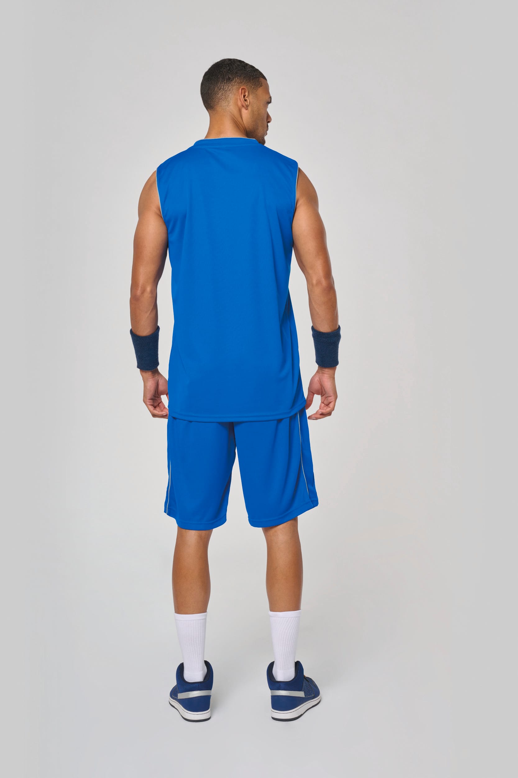 Théo porte un maillot de basket -ball