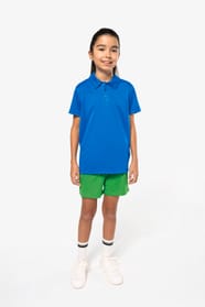 Fillette brune cheveux attachés qui porte un polo sport manches courtes Aqua Blue.