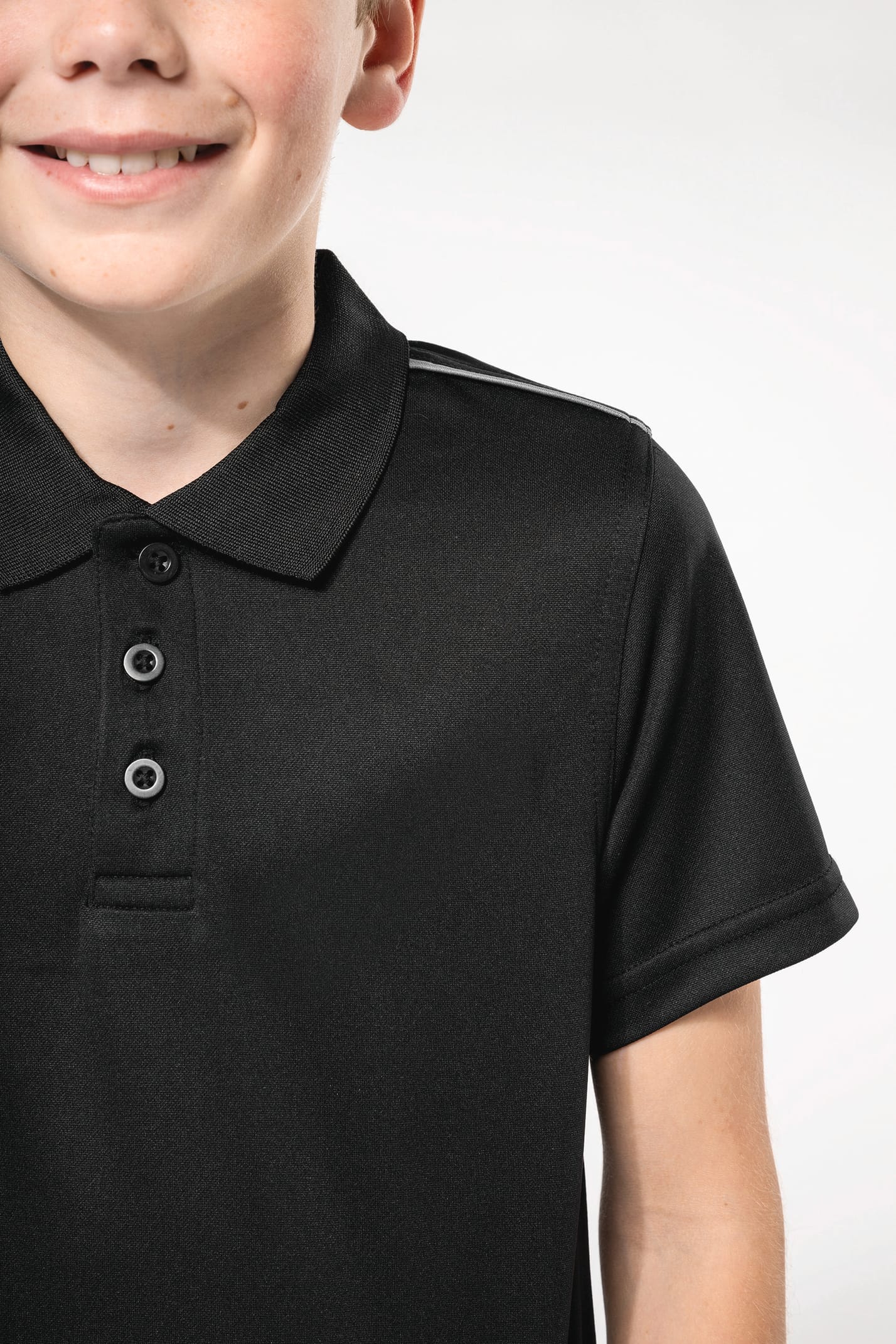 Garçon châtain qui porte un polo manches courtes Black.
