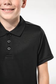 Garçon châtain qui porte un polo manches courtes Black.