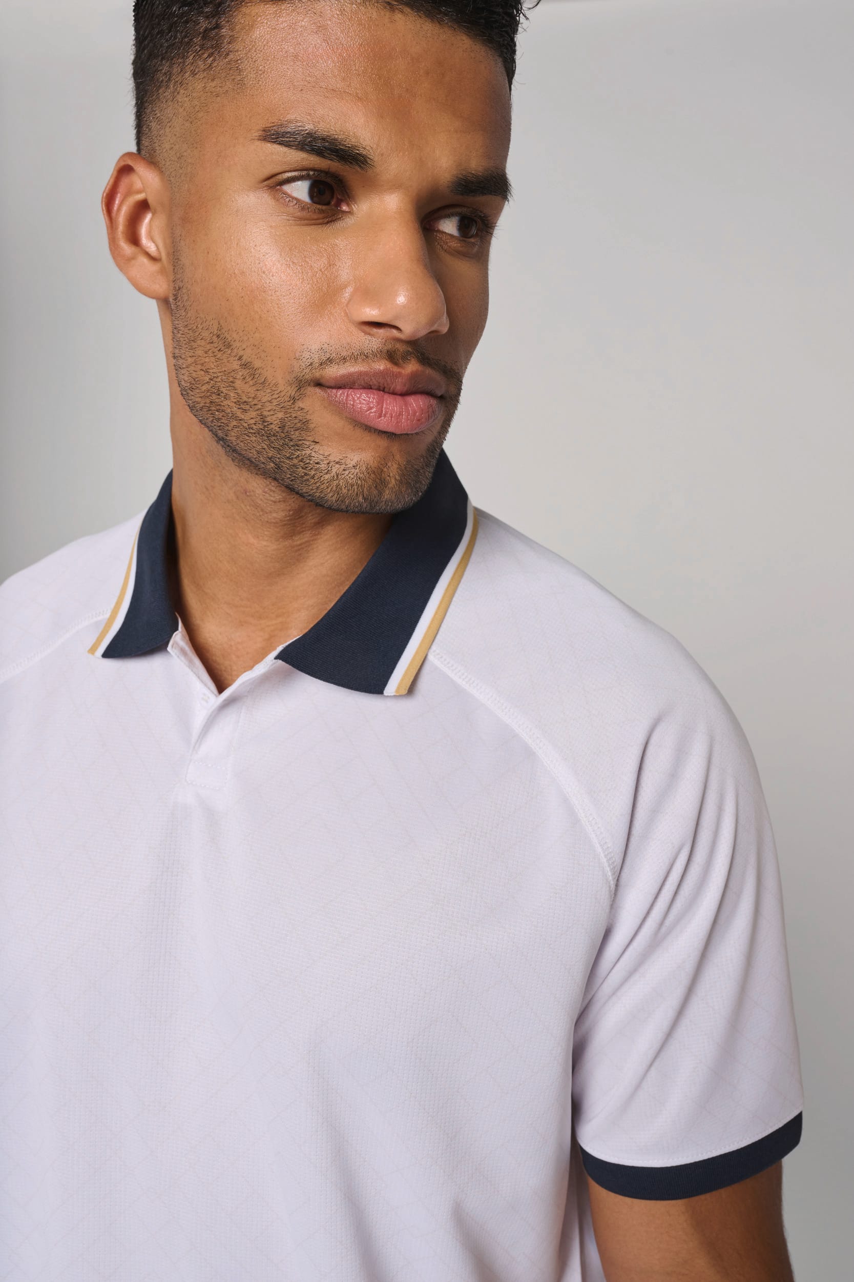 T-shirt lifestyle com colarinho tipo polo unissexo