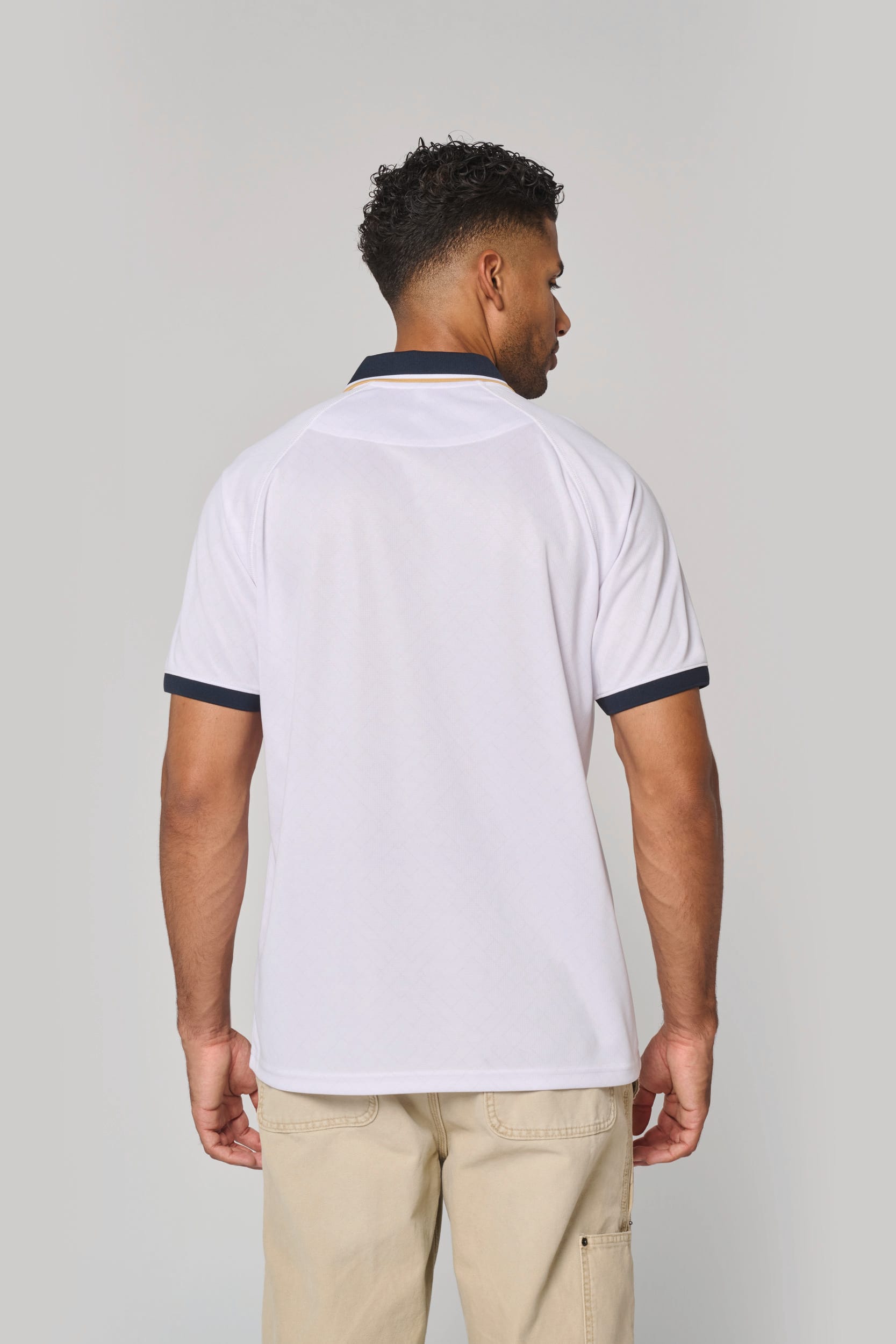 T-shirt lifestyle com colarinho tipo polo unissexo